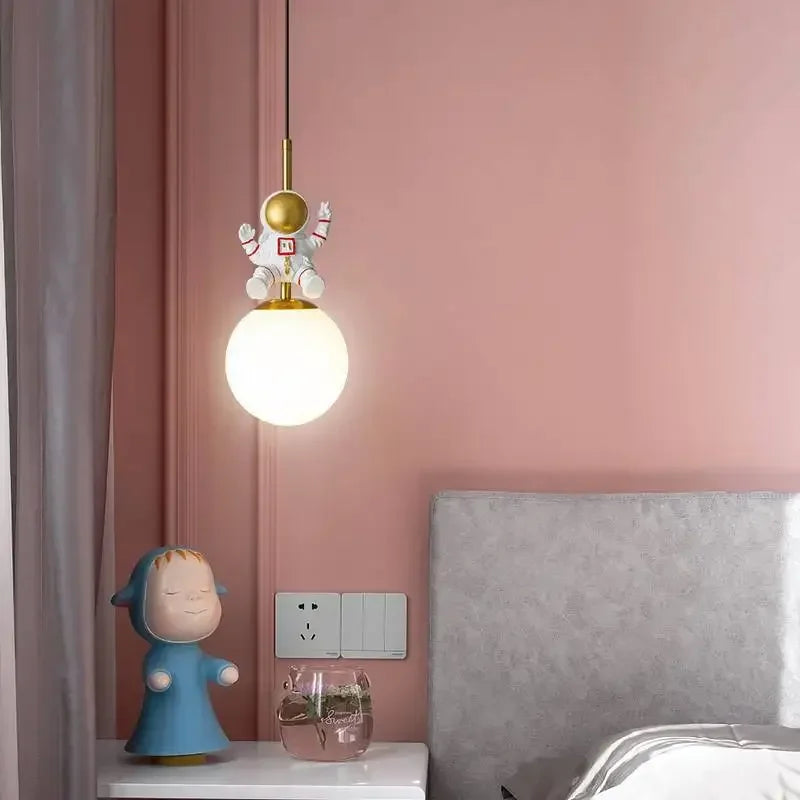 StarDreamer | Enchanting Astronaut Lamp